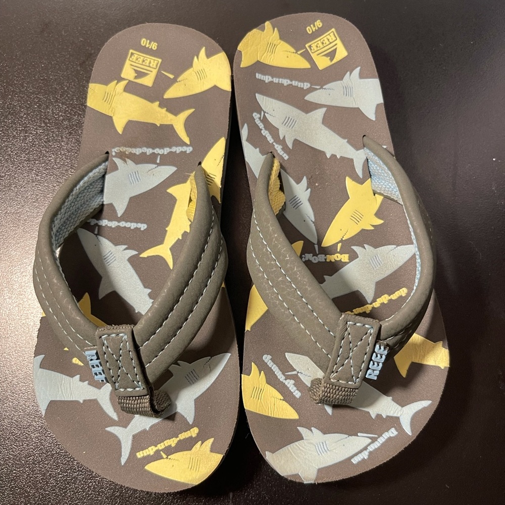 Boys sandals size 9/10
